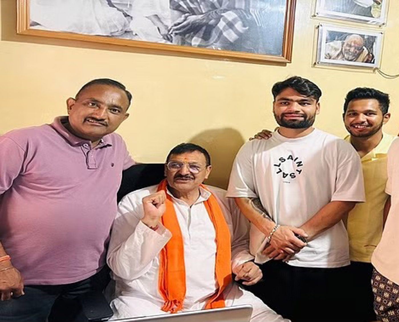 कैंची धाम में मंदिर समिति के प्रबंधक प्रदीप साह व अन्य के साथ भारतीय क्रिकेटर रिंकू सिंह। कैंची धाम में मंदिर समिति के प्रबंधक प्रदीप साह व अन्य के साथ भारतीय क्रिकेटर रिंकू सिंह।