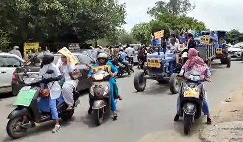 ट्रैक्टर बाइक रैली निकालते हुए नेशनल हेल्थ मिशन एनएचएम महिला कर्मचारी।