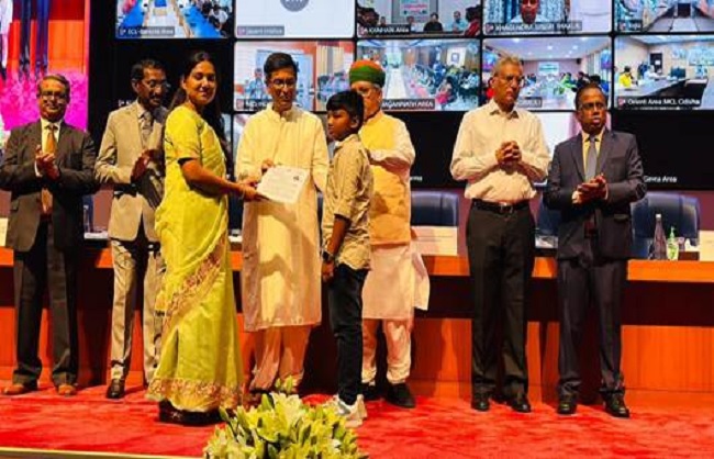 छात्रों को छात्रवृत्ति देते मुख्यर न्या5यधीश और अर्जुन मेघवाल छात्रों को छात्रवृत्ति देते मुख्यर न्या5यधीश और अर्जुन मेघवाल