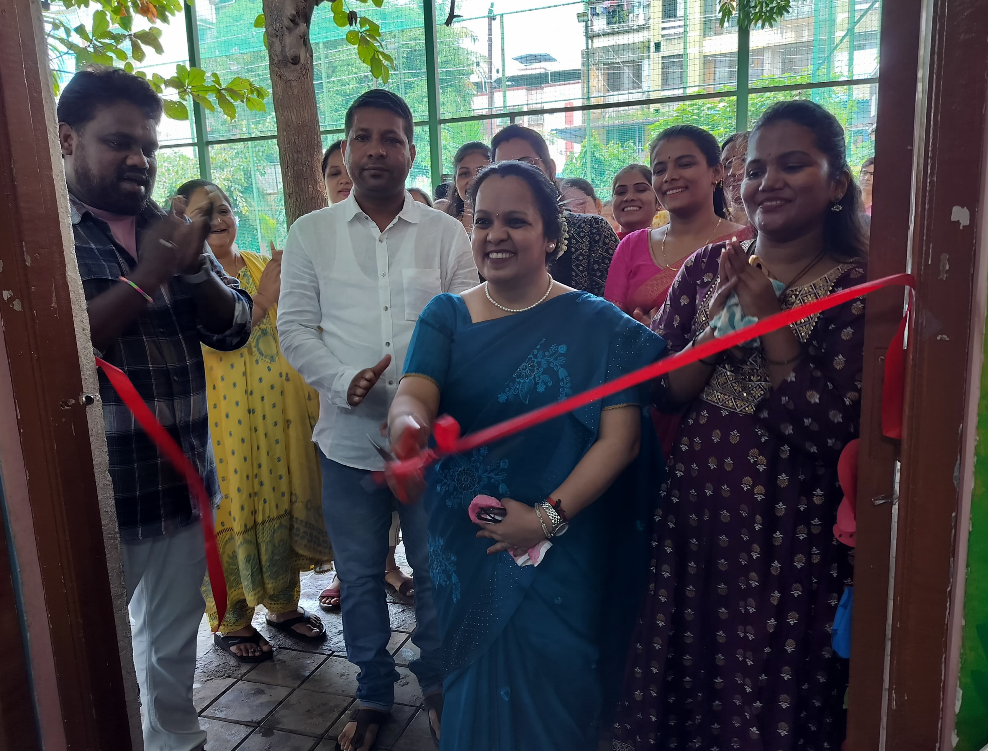 रिबन काटकर क्लास का उद्घाटन करते हुए। रिबन काटकर क्लास का उद्घाटन करते हुए।