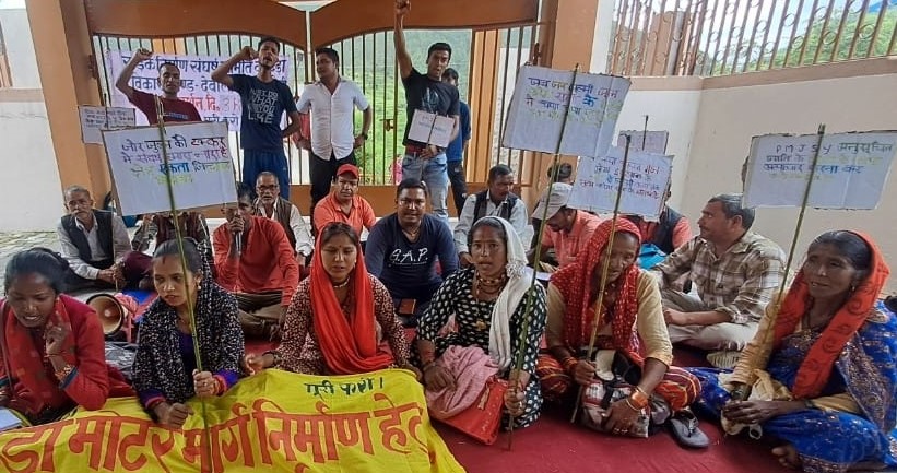 देवाल खंड विकास अधिकारी कार्यालय परिसर में धरना देते हुए ग्रामीण। देवाल खंड विकास अधिकारी कार्यालय परिसर में धरना देते हुए ग्रामीण।
