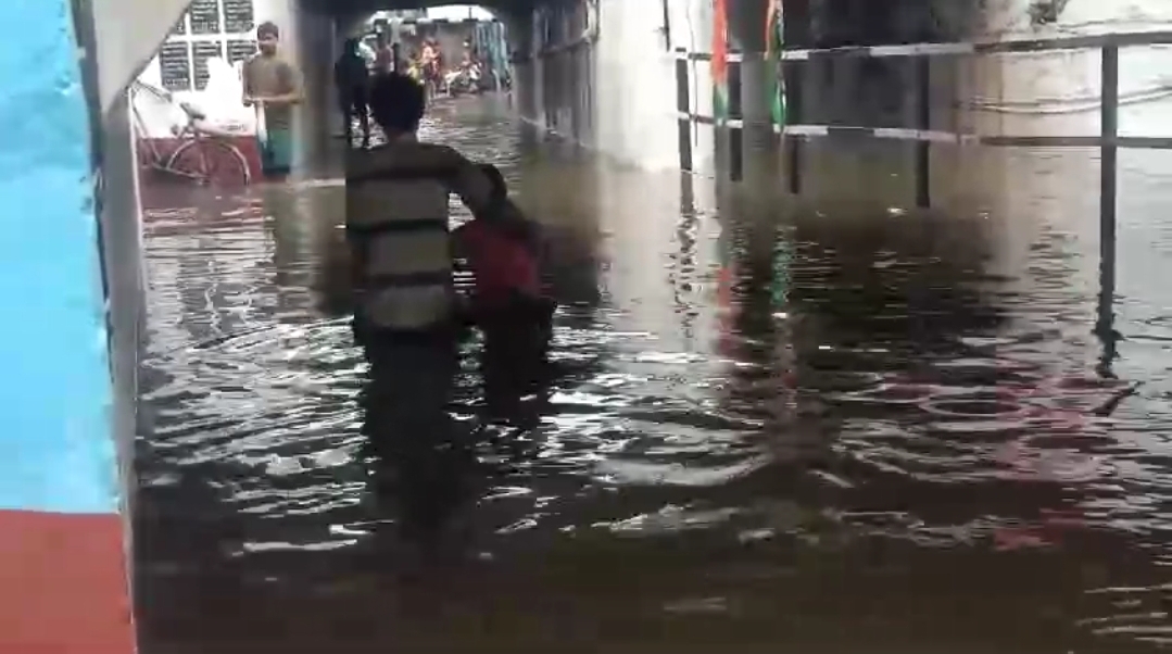 लगातार बरसात से हुगली में जन जीवन अस्त व्यस्त लगातार बरसात से हुगली में जन जीवन अस्त व्यस्त