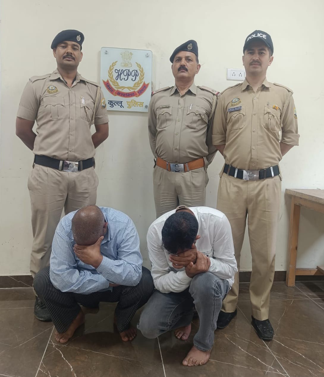 चरस के साथ चरस के साथ