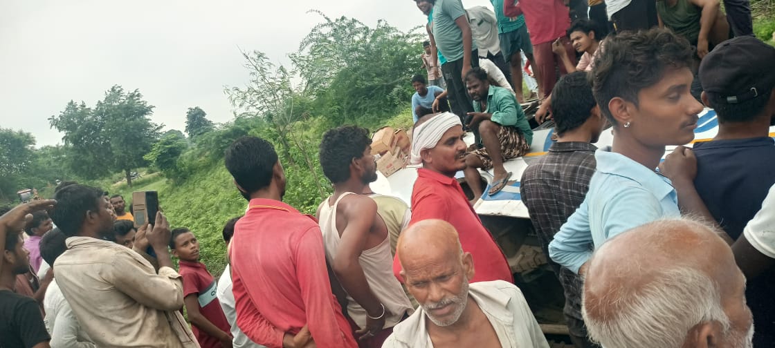 घायलों का रेस्क्यू करते स्थानीय लोग घायलों का रेस्क्यू करते स्थानीय लोग