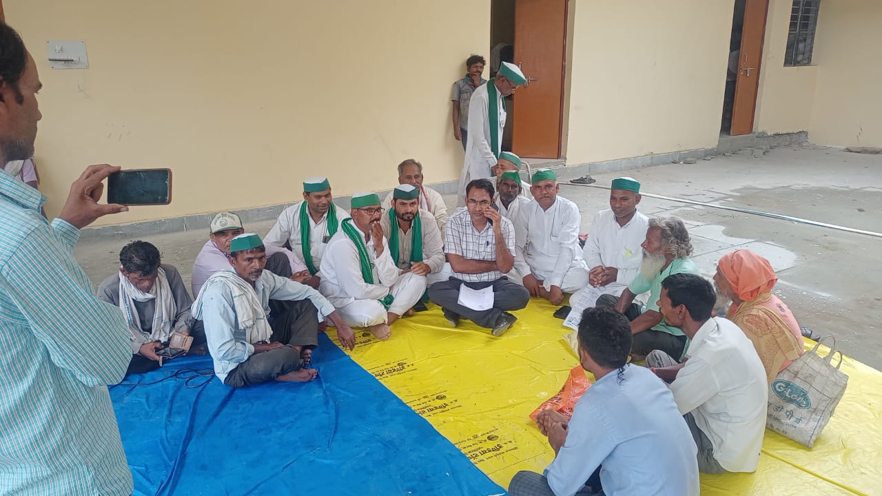 भाकियू कार्यकर्ताओं ने दिया धरना ,जिलाधिकारी को संबोधित ज्ञापन नायब तहसीलदार को सौंपा भाकियू कार्यकर्ताओं ने दिया धरना ,जिलाधिकारी को संबोधित ज्ञापन नायब तहसीलदार को सौंपा