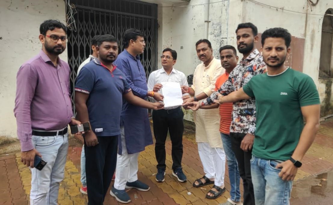 एसडीएम कार्यालय के सामने अधिकारी को ज्ञापन सौंपते हुए विधायक ओंकार साहू, महापौर विजय देवांगन समेत कांग्रेसी। एसडीएम कार्यालय के सामने अधिकारी को ज्ञापन सौंपते हुए विधायक ओंकार साहू, महापौर विजय देवांगन समेत कांग्रेसी।
