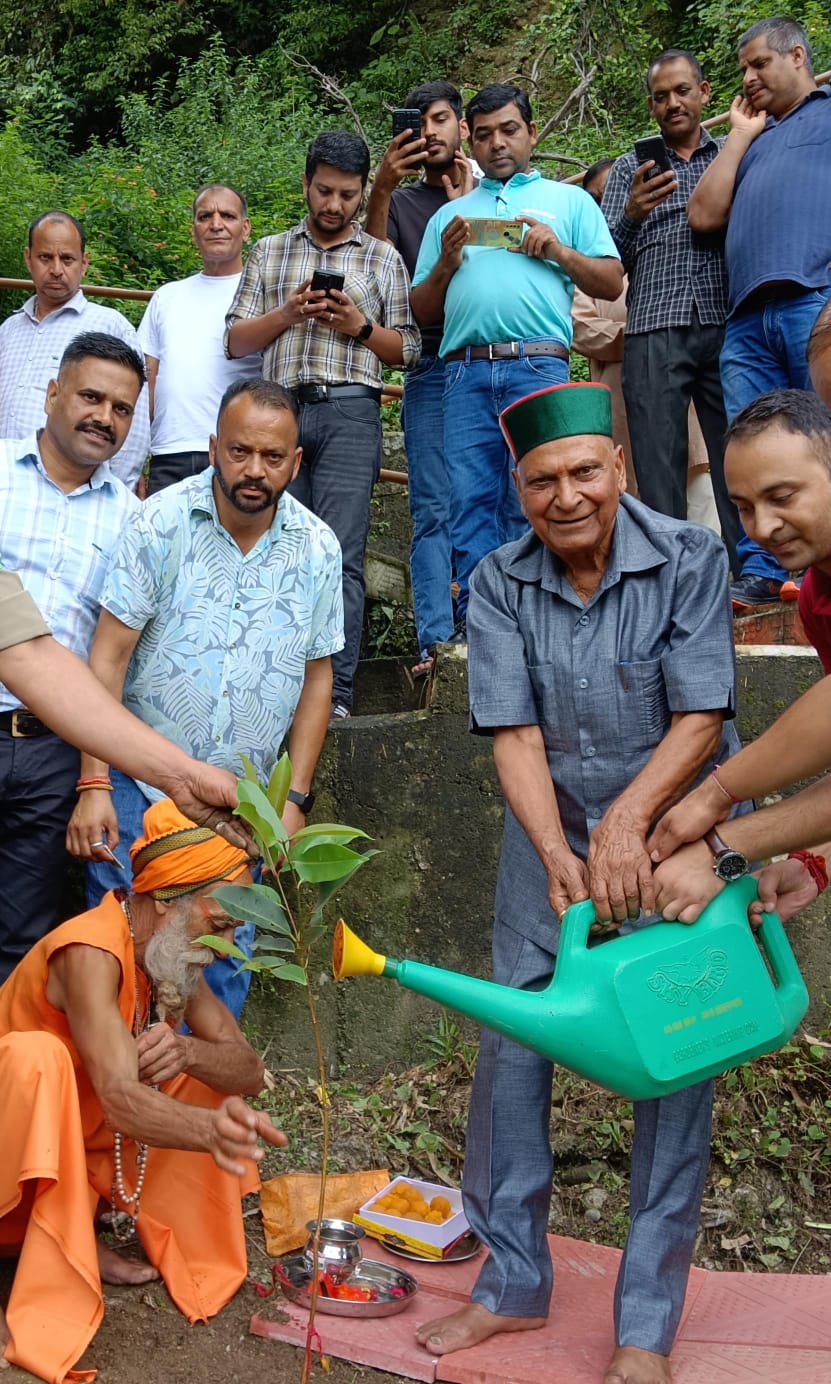 वृक्षारोपण करते हुए सीपीएस किशोरी लाल। वृक्षारोपण करते हुए सीपीएस किशोरी लाल।