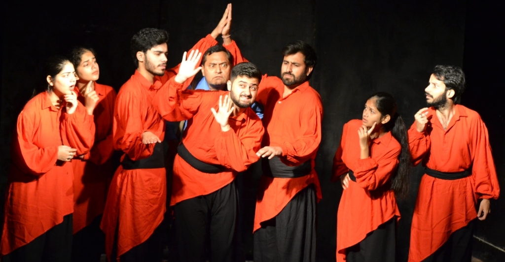 साप्ताहिक श्रृंखला संडे थियेटर के तहत नाटक इंकलाब मंचन किया साप्ताहिक श्रृंखला संडे थियेटर के तहत नाटक इंकलाब मंचन किया