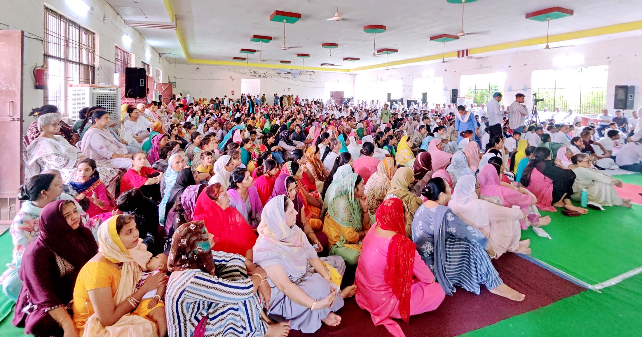 समागम मेें भाग लेते हुए श्रद्धालु। समागम मेें भाग लेते हुए श्रद्धालु।