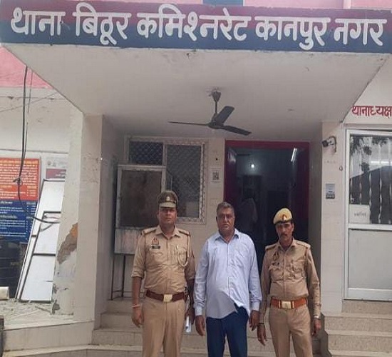 कानपुर: धोखाधड़ी मामले में फरार चल रहा पच्चीस हजार का इनामी गिरफ्तार कानपुर: धोखाधड़ी मामले में फरार चल रहा पच्चीस हजार का इनामी गिरफ्तार