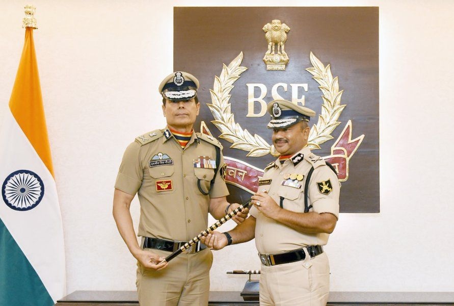 एसएसबी के डीजी दलजीत सिंह चौधरी ने बीएसएफ के महानिदेशक का अतिरिक्त पदभार संभाला एसएसबी के डीजी दलजीत सिंह चौधरी ने बीएसएफ के महानिदेशक का अतिरिक्त पदभार संभाला
