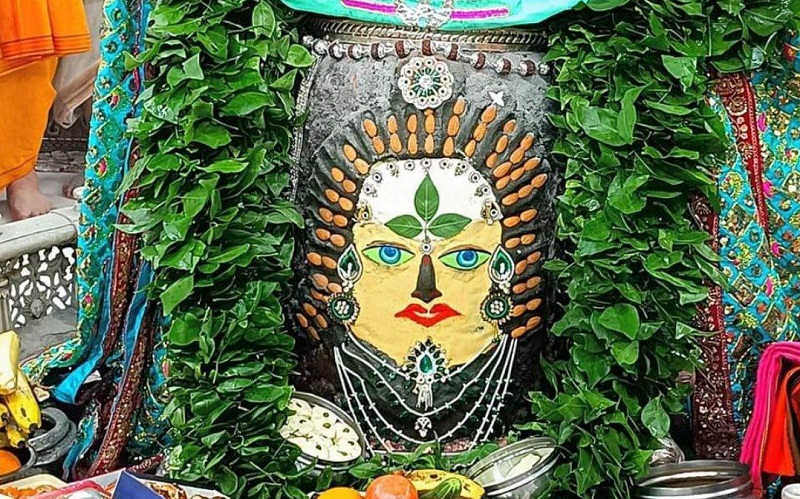 उज्जैनः सवा लाख बिल्व पत्रों से सजे भगवान महाकाल, हजारों भक्तों ने किए दिव्य स्वरूप के दर्शन उज्जैनः सवा लाख बिल्व पत्रों से सजे भगवान महाकाल, हजारों भक्तों ने किए दिव्य स्वरूप के दर्शन