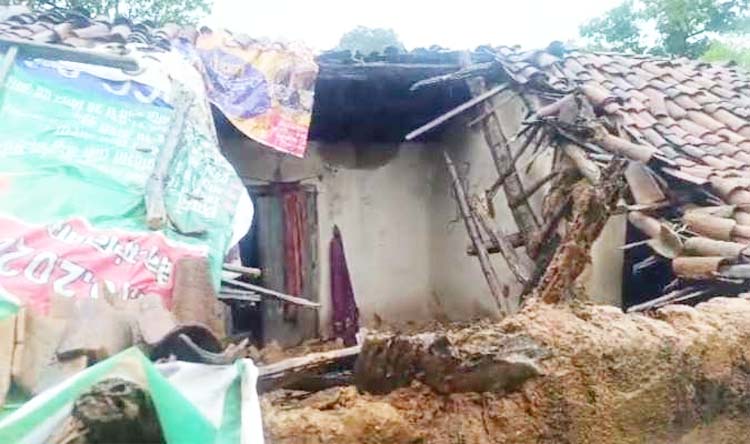 बारिश से गिरा कच्चा मकान। बारिश से गिरा कच्चा मकान।