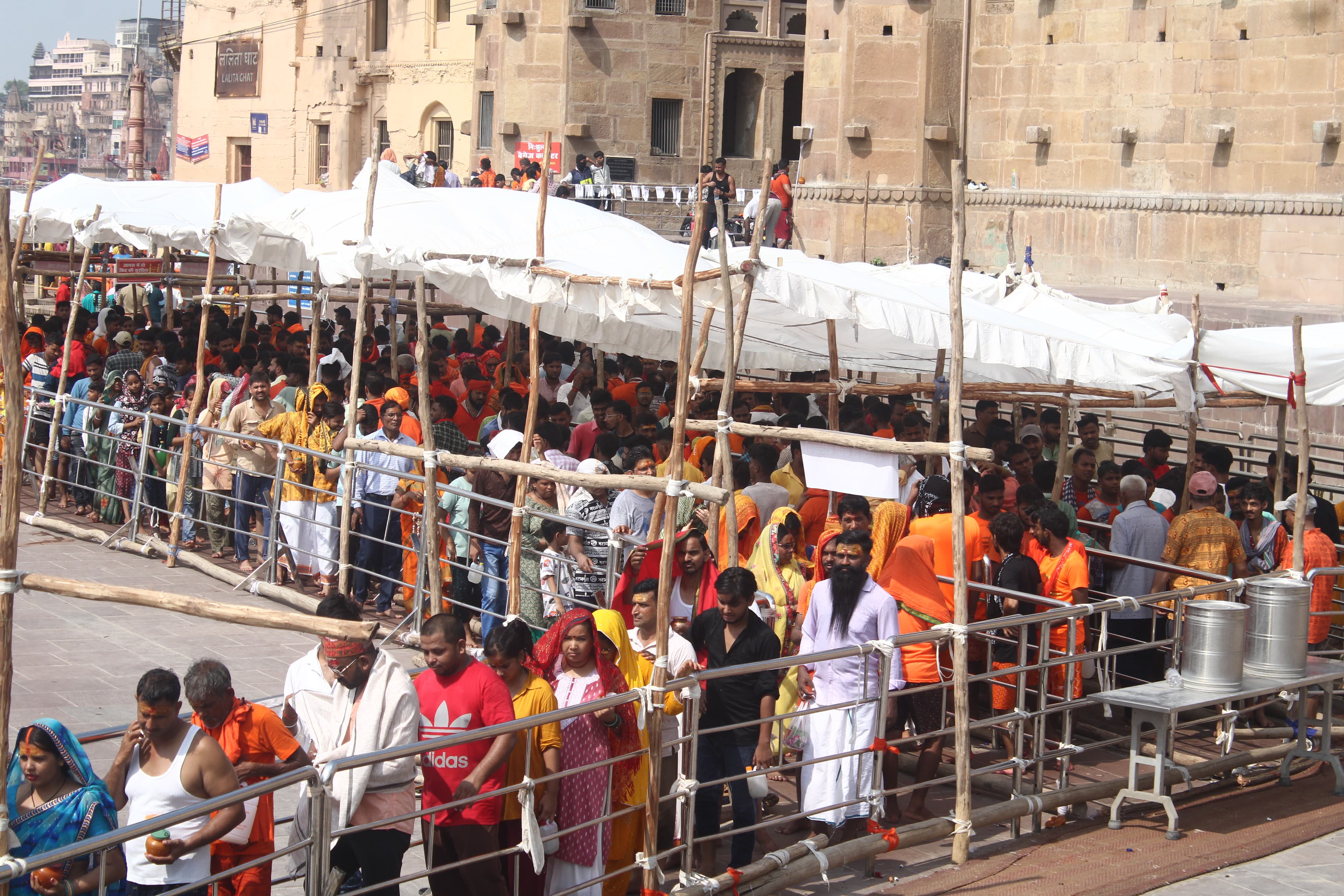बाबा का स्वर्णिम दरबार और कतारबद्ध श्रद्धालु: फोटो बच्चा गुप्ता बाबा का स्वर्णिम दरबार और कतारबद्ध श्रद्धालु: फोटो बच्चा गुप्ता