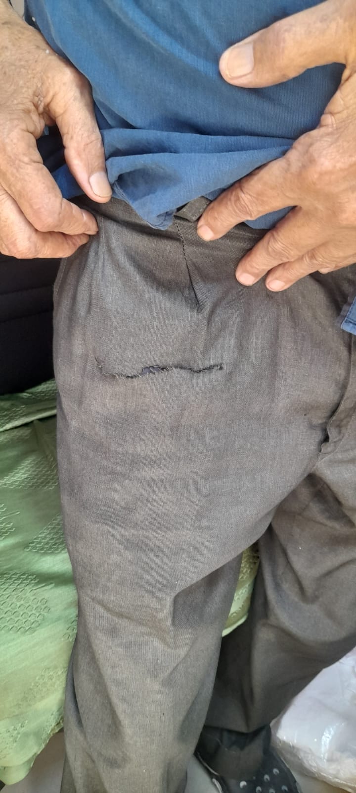 Pickpockets are having a field day, they stole Rs 6500 from an old man sitting on an e-rickshaw Pickpockets are having a field day, they stole Rs 6500 from an old man sitting on an e-rickshaw