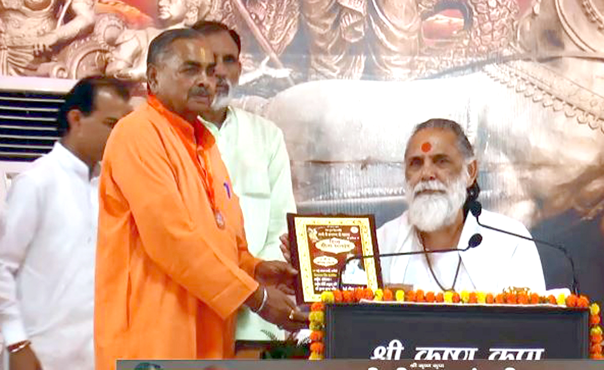 अतिथियों को सम्मानित करते हुए स्वामी ज्ञानानंद महाराज। अतिथियों को सम्मानित करते हुए स्वामी ज्ञानानंद महाराज।