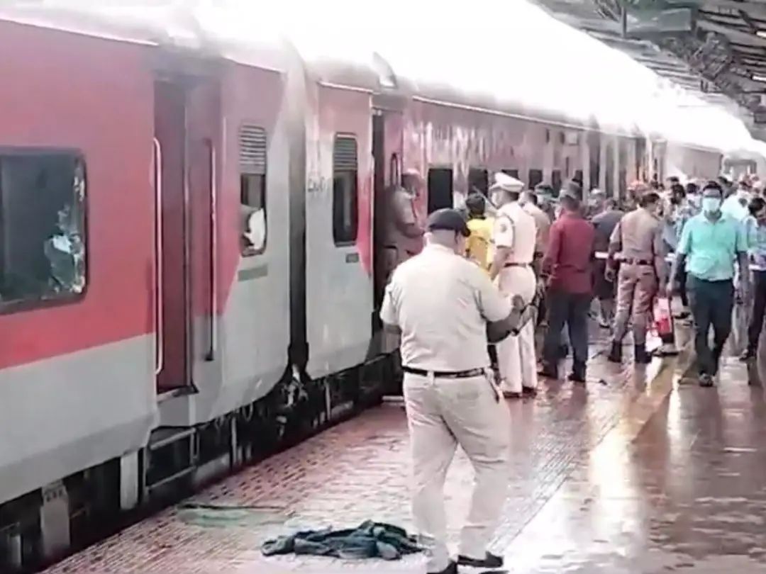 कोरबा विशाखापट्नम एक्सप्रेस में लगी आग, पूरी तरह जले तीन एसी कोच कोरबा विशाखापट्नम एक्सप्रेस में लगी आग, पूरी तरह जले तीन एसी कोच