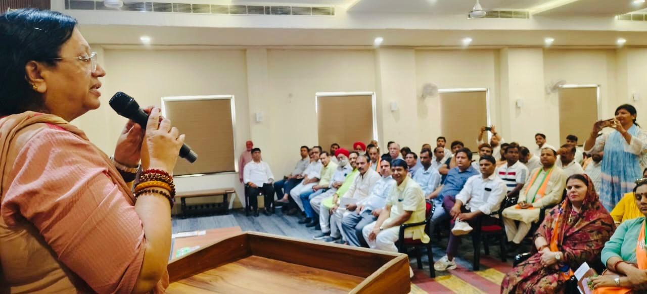 शिक्षा मंत्री सीमा त्रिखा फरीदाबाद प्रवासी कार्यकर्ता की बैठक संबोधित करते हुए शिक्षा मंत्री सीमा त्रिखा फरीदाबाद प्रवासी कार्यकर्ता की बैठक संबोधित करते हुए