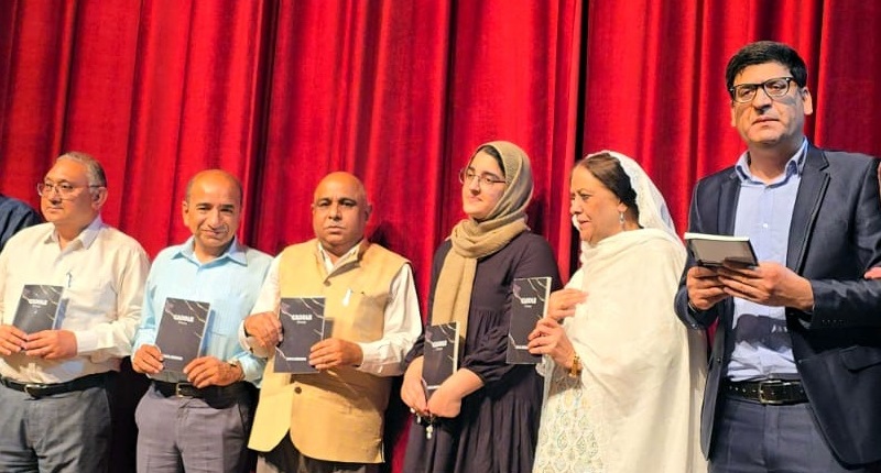 प्रमुख सचिव संस्कृति ने हया जीशान की पहली साहित्यिक कृति कैडल का विमोचन किया प्रमुख सचिव संस्कृति ने हया जीशान की पहली साहित्यिक कृति कैडल का विमोचन किया