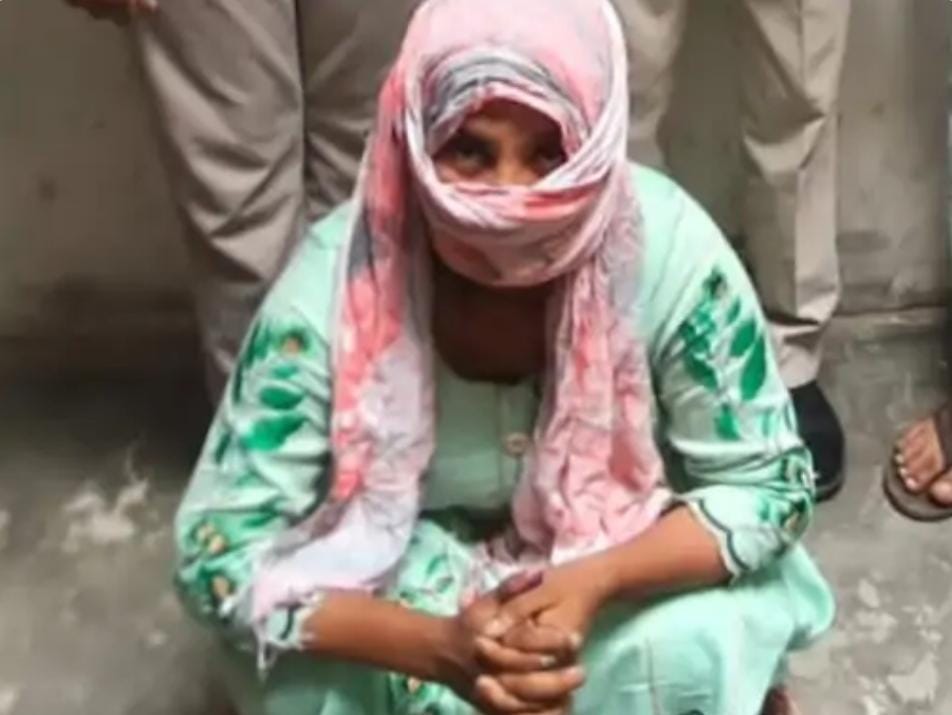 पुलिस हिरासत में आरोपी महिला।