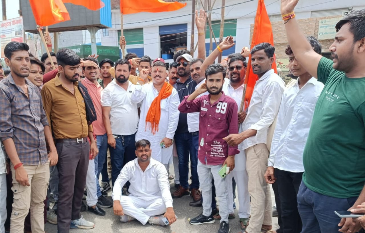 - संभल हरिहर मंदिर में जल चढ़ाने के लिए जा रहे करणी सेना के पदाधिकारी रोके जाने के बाद नारेबाजी करते हुए। - संभल हरिहर मंदिर में जल चढ़ाने के लिए जा रहे करणी सेना के पदाधिकारी रोके जाने के बाद नारेबाजी करते हुए।