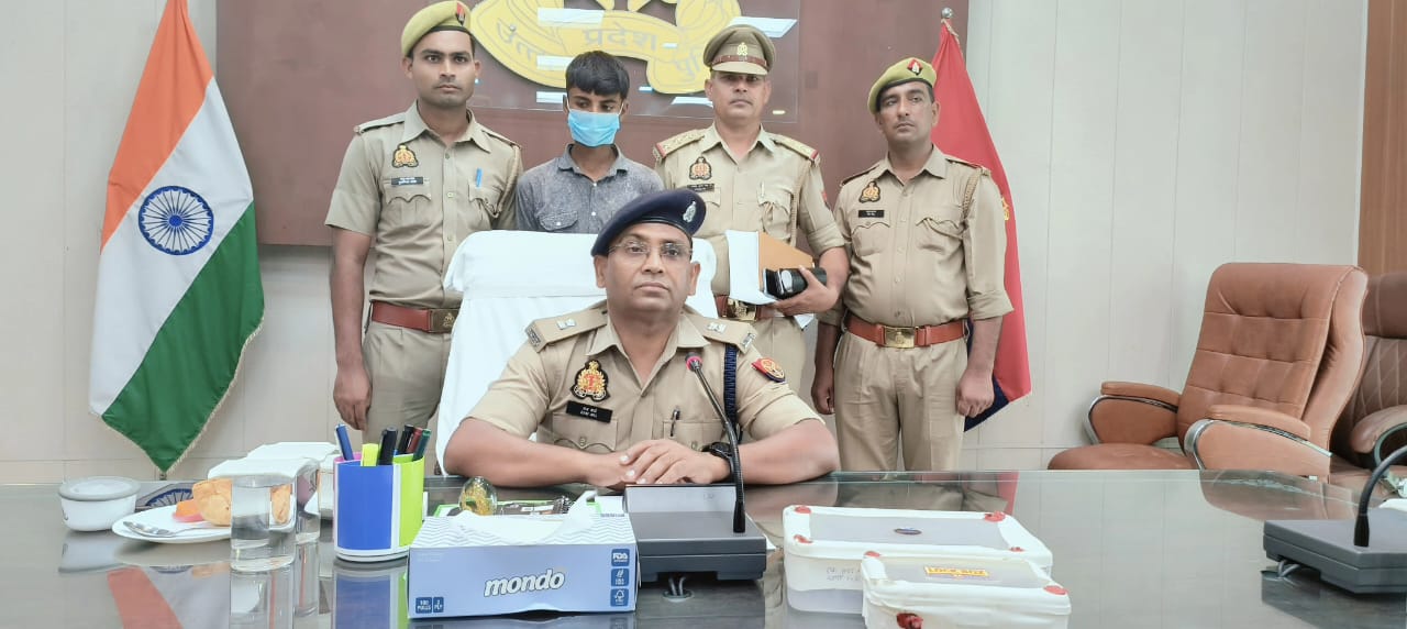 पुलिस गिरफ्त में आरोपी पुलिस गिरफ्त में आरोपी