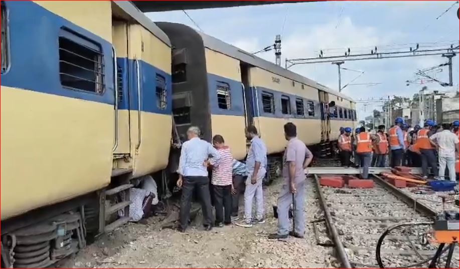 सहारनपुर में पैसेंजर ट्रेन की दो बोगी पटरी से नीचे उतरी सहारनपुर में पैसेंजर ट्रेन की दो बोगी पटरी से नीचे उतरी