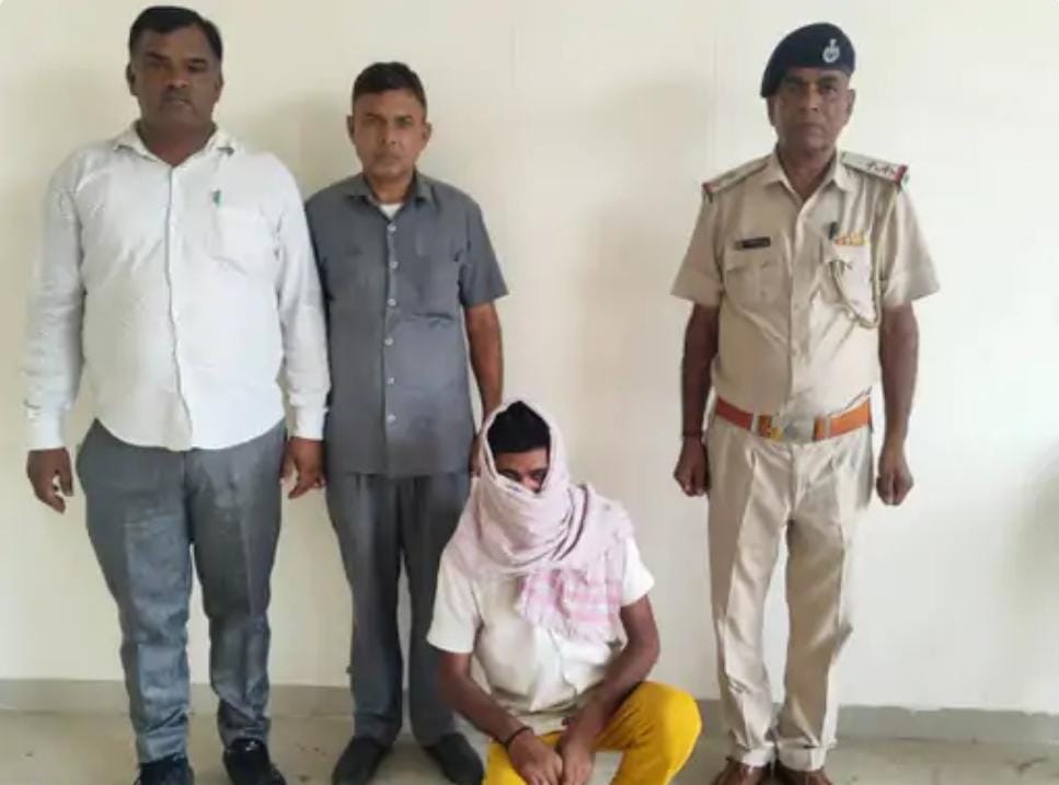 पुलिस गिरफ्त में आया आरोपी। पुलिस गिरफ्त में आया आरोपी।