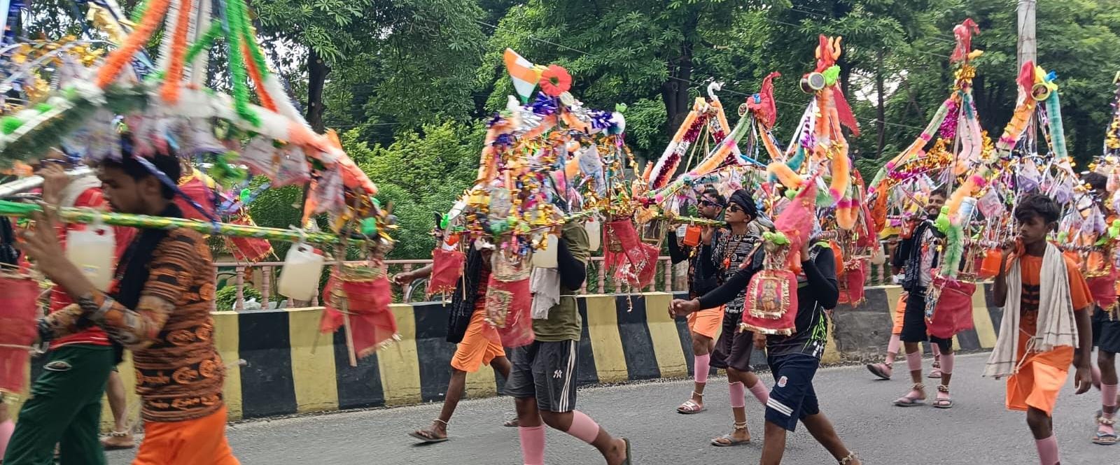 मुरादाबाद में कहां रोड पर हरिद्वार से गंगाजल लेकर आते कांवड़ बेड़े। मुरादाबाद में कहां रोड पर हरिद्वार से गंगाजल लेकर आते कांवड़ बेड़े।