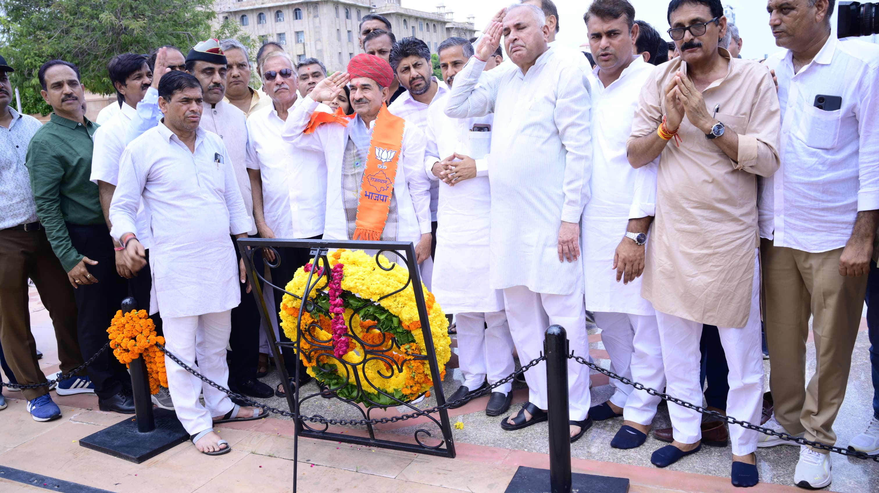 भाजपा के नवनियुक्त प्रदेशाध्यक्ष मदन राठौड़ ने अमर जवानों के साथ महापुरूषों को नमन अर्पित कर की पुष्पाजंलि भाजपा के नवनियुक्त प्रदेशाध्यक्ष मदन राठौड़ ने अमर जवानों के साथ महापुरूषों को नमन अर्पित कर की पुष्पाजंलि