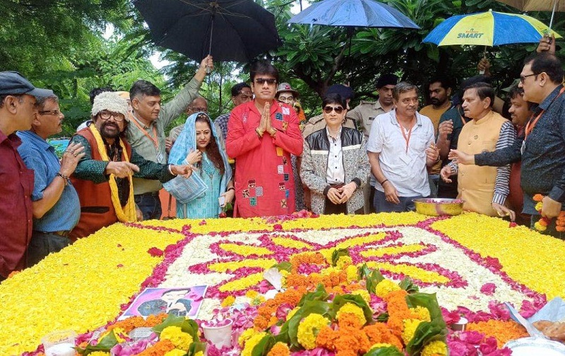 खंडवा में किशोर कुमार की समाधी पर जुटे उनके प्रशंसक, लगाया दूध-जलेबी का भोग खंडवा में किशोर कुमार की समाधी पर जुटे उनके प्रशंसक, लगाया दूध-जलेबी का भोग