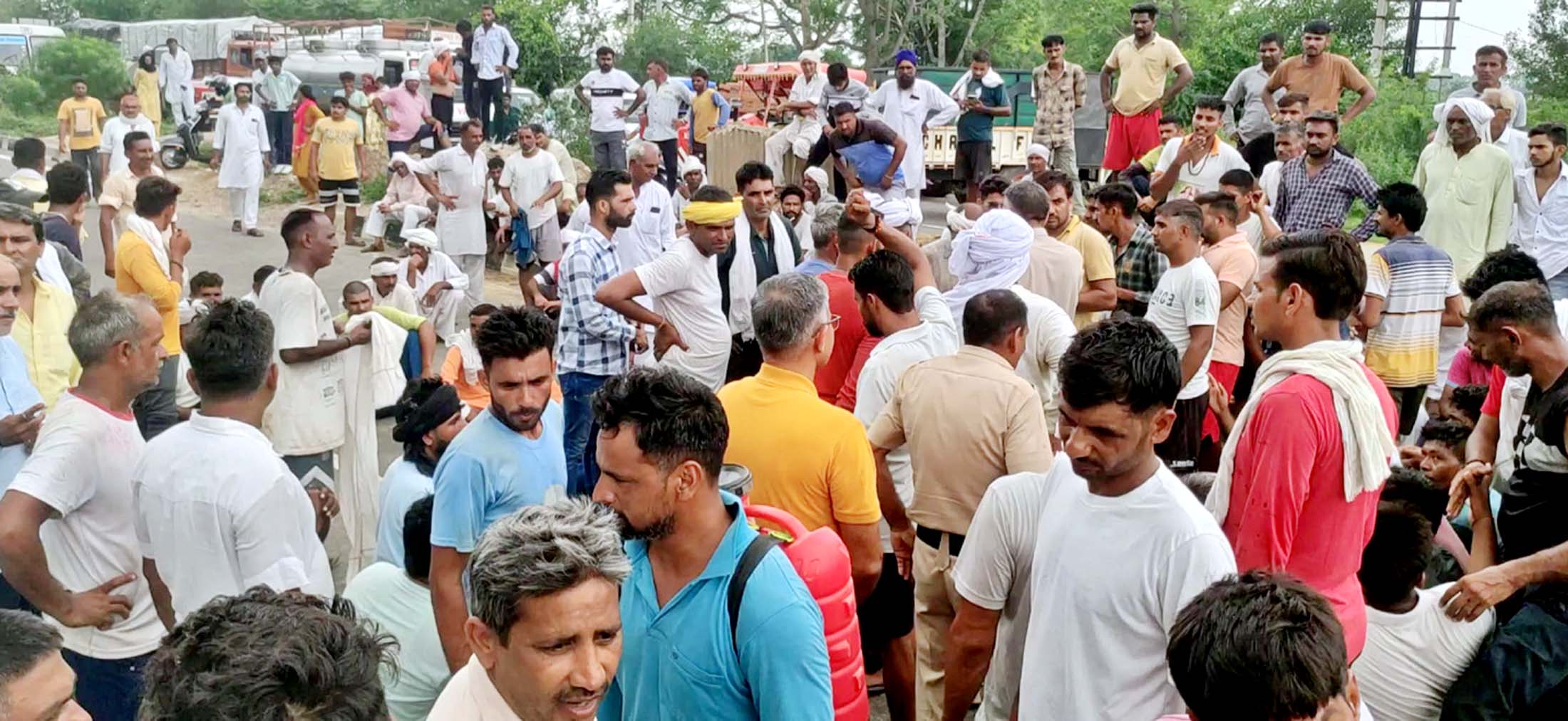 खटकड़-बड़ौदा के बीच नेशनल हाइवे पर पहुंचे पांच गांव के किसान।