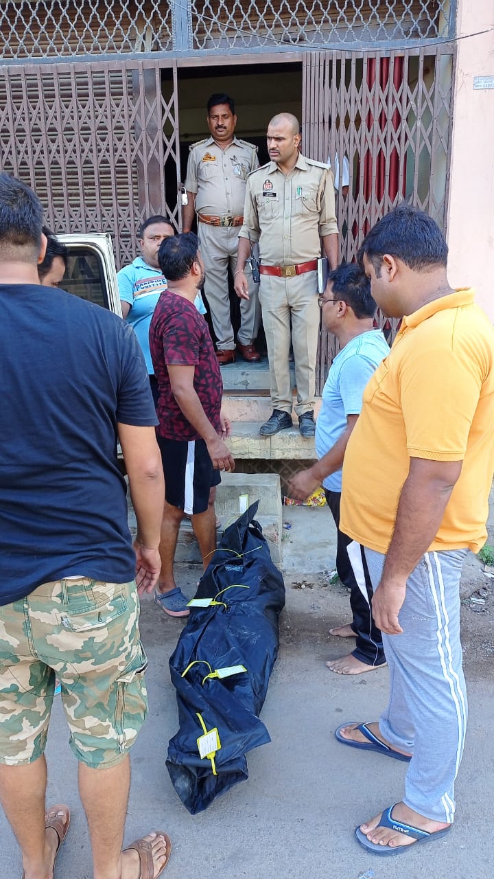 सुलतानपुर : घर के अंदर महिला का फंदे से लटकता मिला शव सुलतानपुर : घर के अंदर महिला का फंदे से लटकता मिला शव