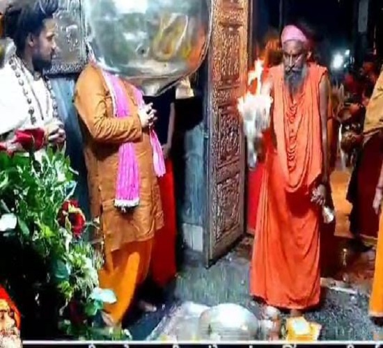 श्रावण मास के तीसरे सोमवार को देवों के देव महादेव का जलाभिषेक करने को शिवालयों में भक्तों का रेला श्रावण मास के तीसरे सोमवार को देवों के देव महादेव का जलाभिषेक करने को शिवालयों में भक्तों का रेला