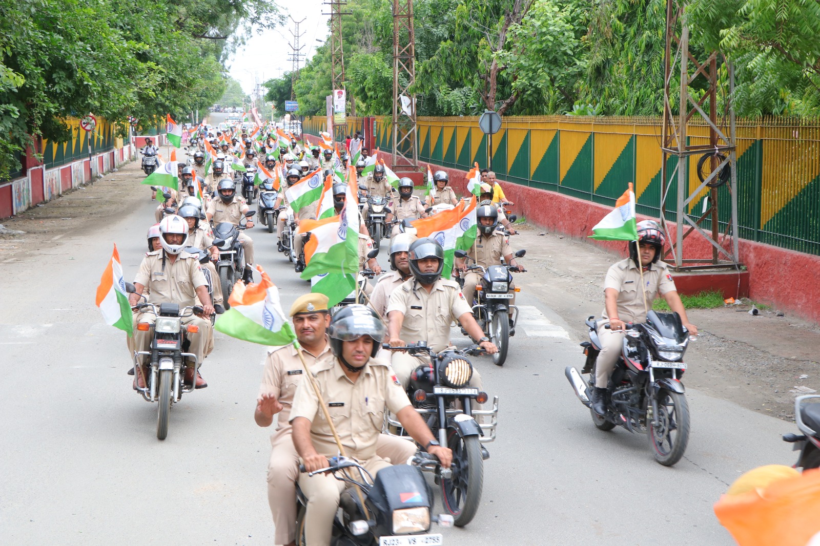 भीलवाड़ा जिले में उत्साह तथा उमंग से निकाली तिरंगा रैली, उमड़ा देशभक्ति का ज्वार  हर घर तिरंगा फहराएं, सभी को प्रेरित करें - जि