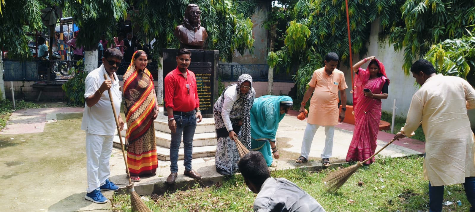 अररिया में भाजपा कार्यकर्ताओं ने महापुरुषों की प्रतिमा व स्मारकों की साफ-सफाई