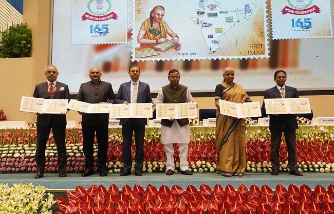 इस अवसर पर माई स्टैम्प जारी करते वित्त मंत्री और अन्य इस अवसर पर माई स्टैम्प जारी करते वित्त मंत्री और अन्य
