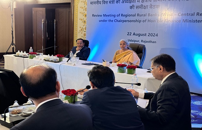 पश्चिम-मध्य क्षेत्र के आरआरबी अधिकारियों के साथ बैठक करते सीतारमण पश्चिम-मध्य क्षेत्र के आरआरबी अधिकारियों के साथ बैठक करते सीतारमण