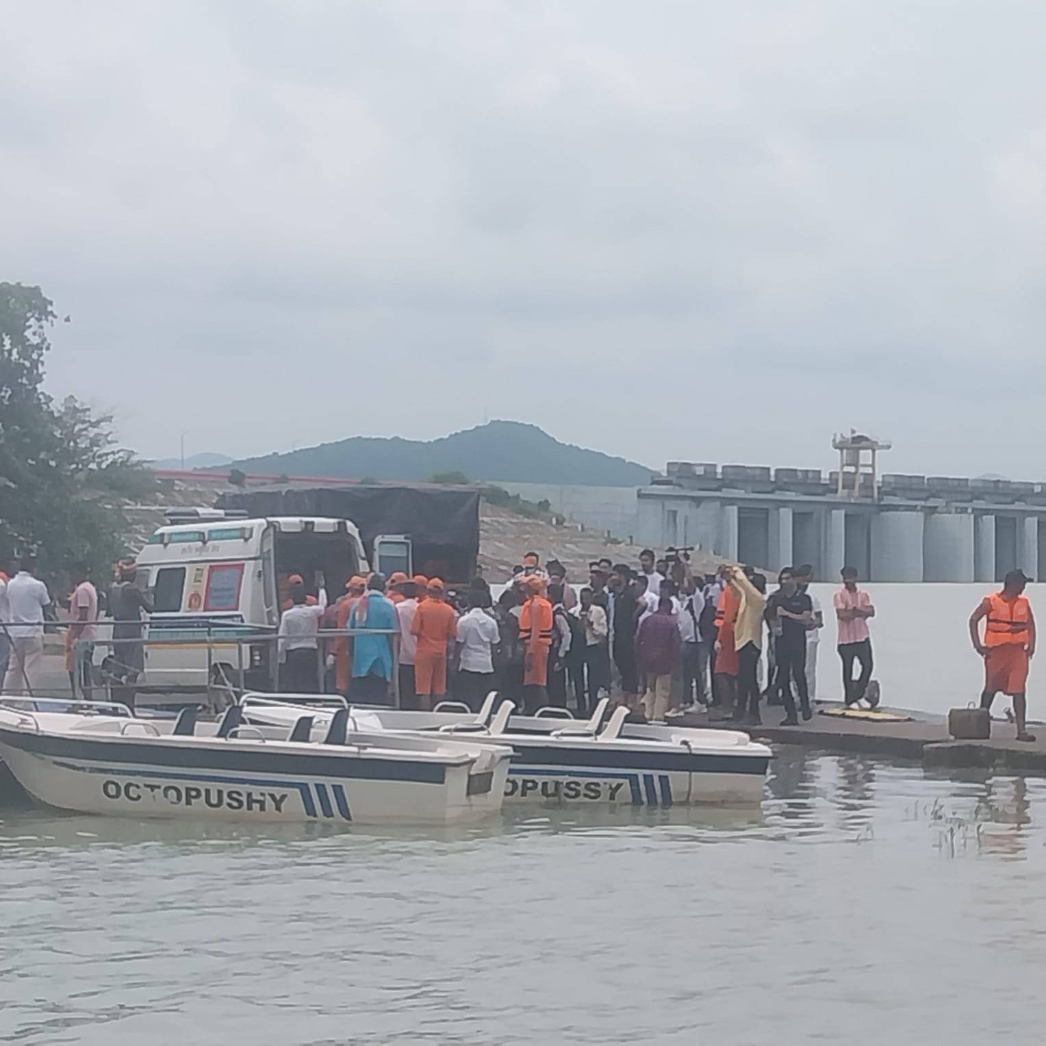 चांडिल डैम पर जमा हुए लाेग चांडिल डैम पर जमा हुए लाेग