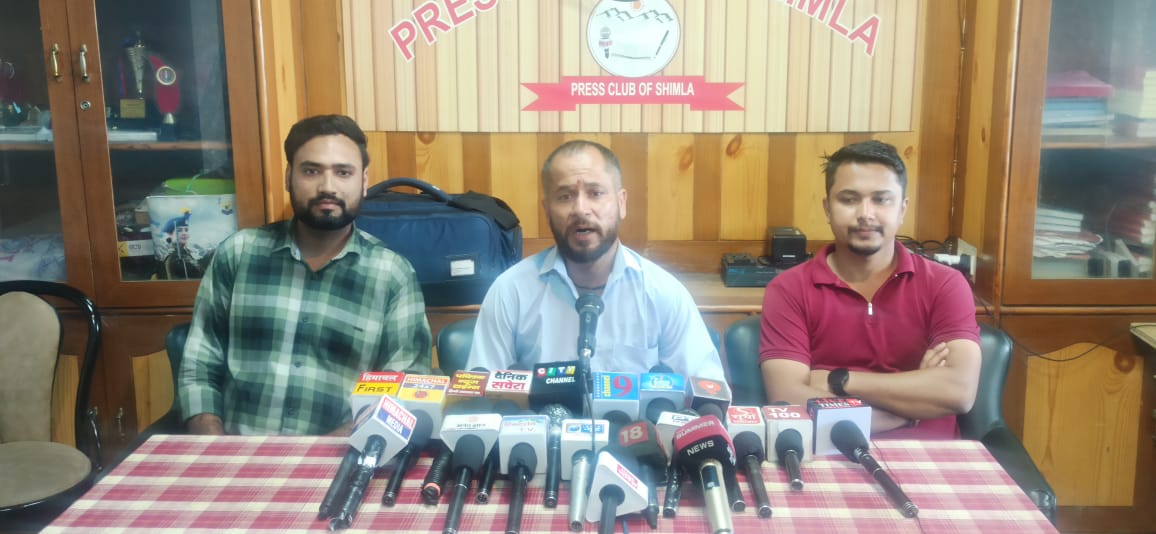 अनुबंध कर्मचारी संघ के अध्यक्ष कामेश्वर शर्मा