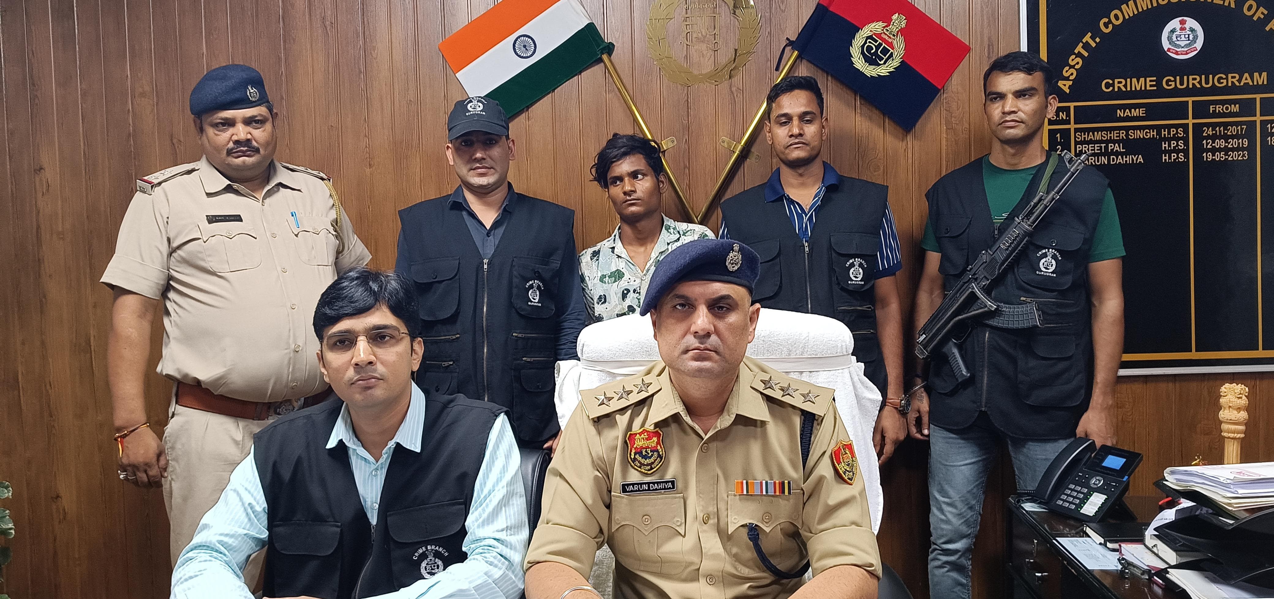 फोटो नंबर-04: पुलिस की गिरफ्त में हत्या का ईनामी आरोपी।