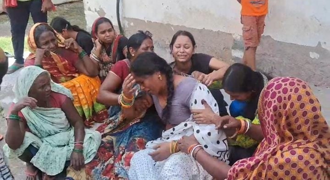 रोते बिलखते परिजन रोते बिलखते परिजन