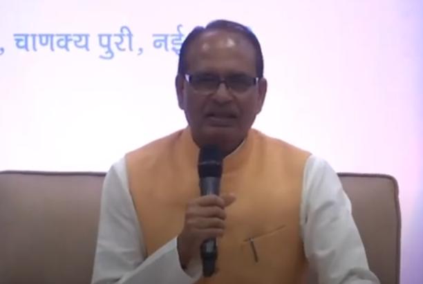 केंद्रीय ग्रामीण विकास व कृषि एवं किसान कल्याण मंत्री शिवराज सिंह चौहान ने आज एक संवाददाता सम्मेलन के दाैरान पत्रकाराें काे संबाेधित करते हुए केंद्रीय ग्रामीण विकास व कृषि एवं किसान कल्याण मंत्री शिवराज सिंह चौहान ने आज एक संवाददाता सम्मेलन के दाैरान पत्रकाराें काे संबाेधित करते हुए