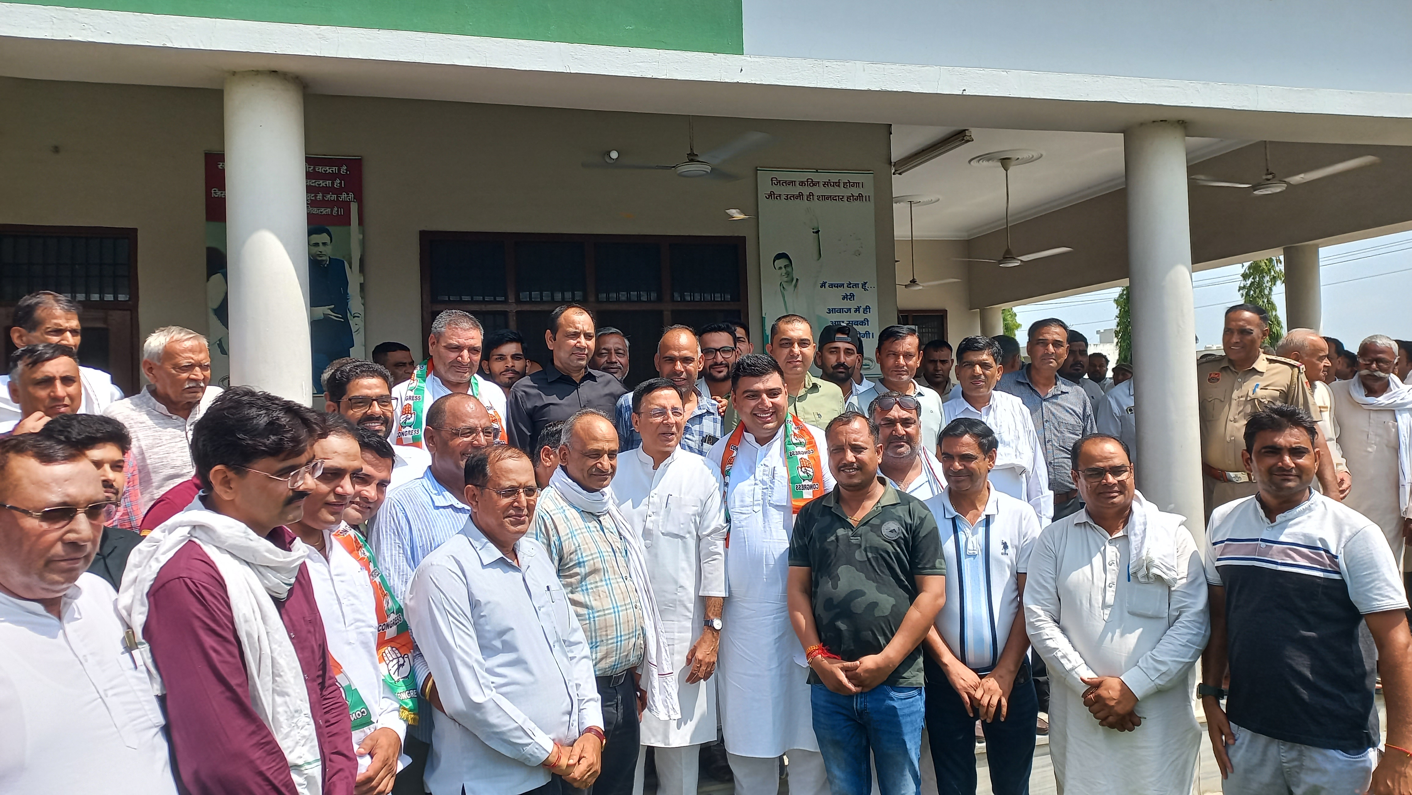 किसान भवन पहुंचे नई अनाज मंडी के प्रधान व व्यापारी रणदीप सुरजेवाला के साथ किसान भवन पहुंचे नई अनाज मंडी के प्रधान व व्यापारी रणदीप सुरजेवाला के साथ