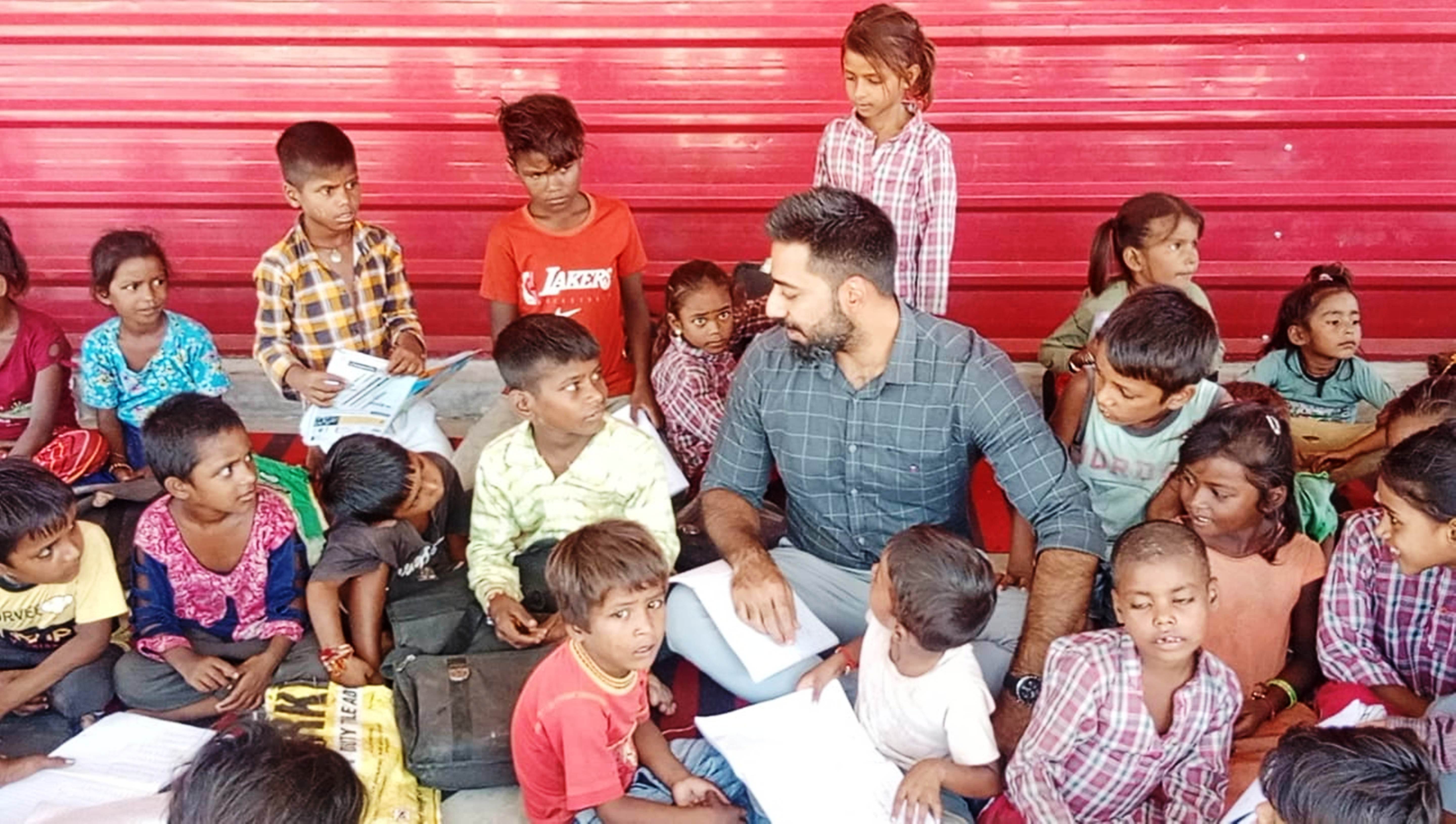 मजदूरों के बच्चों के साथ डीसी। मजदूरों के बच्चों के साथ डीसी।