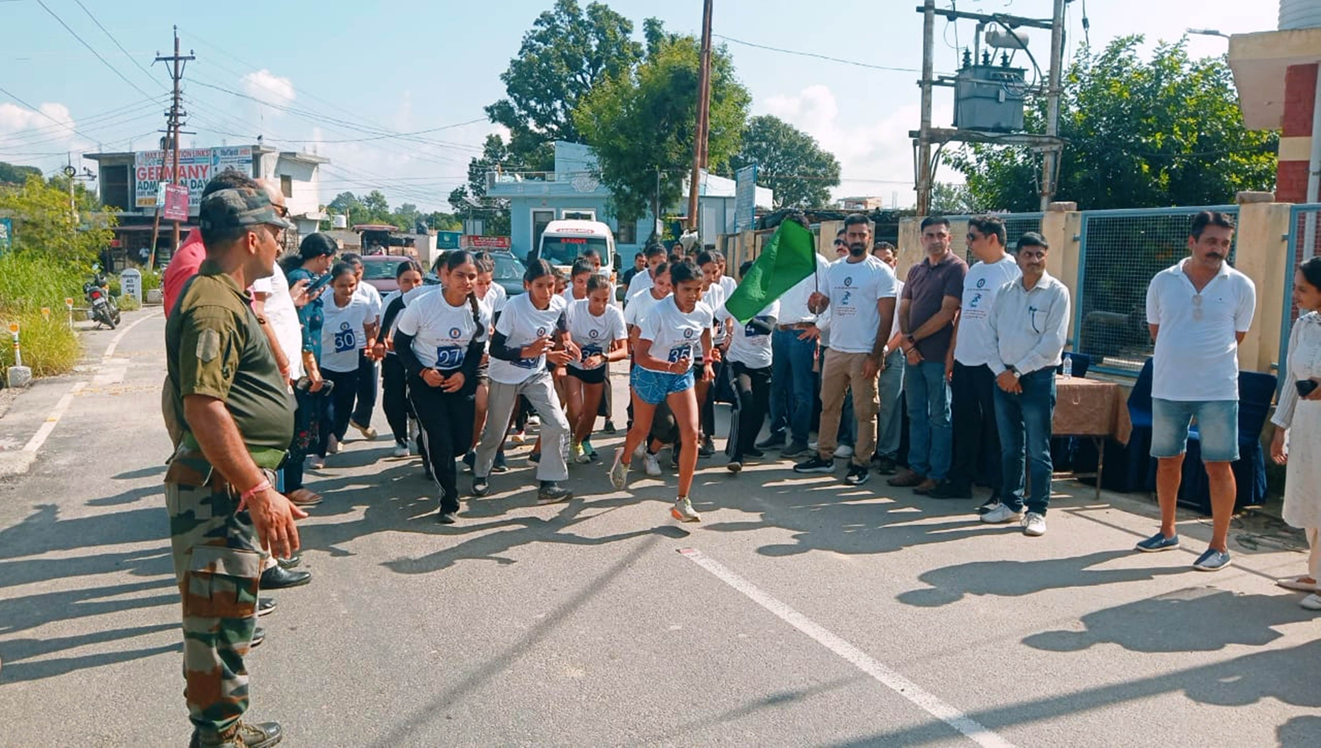 एड्स रैली को हरी झंडी दिखाते डीसी। एड्स रैली को हरी झंडी दिखाते डीसी।