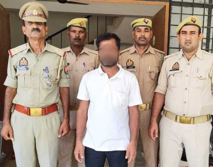 धर्म परिवर्तन के लिए दबाव बनाने वाला गिरफ्तार आराेपित एवं पुलिस धर्म परिवर्तन के लिए दबाव बनाने वाला गिरफ्तार आराेपित एवं पुलिस