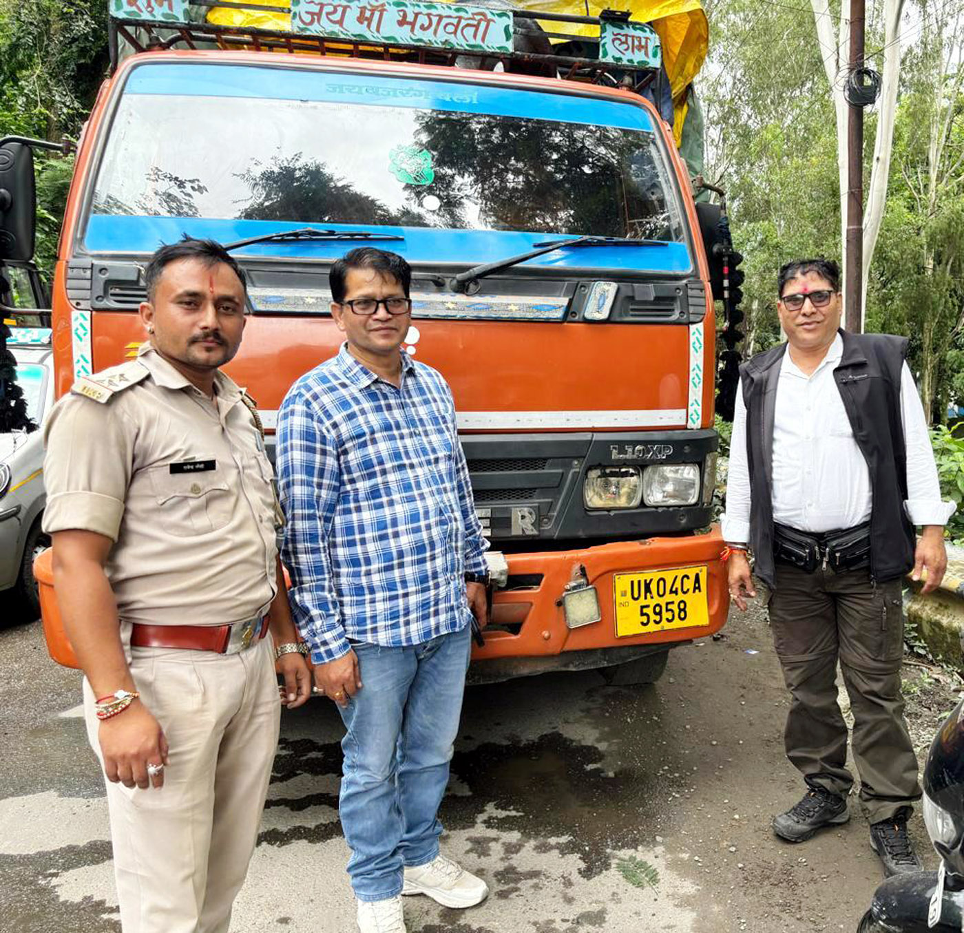 वन विभाग की गिरफ्त में अवैध लीसे की तस्करी में प्रयुक्त गुप्त केबिन युक्त ट्रक। वन विभाग की गिरफ्त में अवैध लीसे की तस्करी में प्रयुक्त गुप्त केबिन युक्त ट्रक।