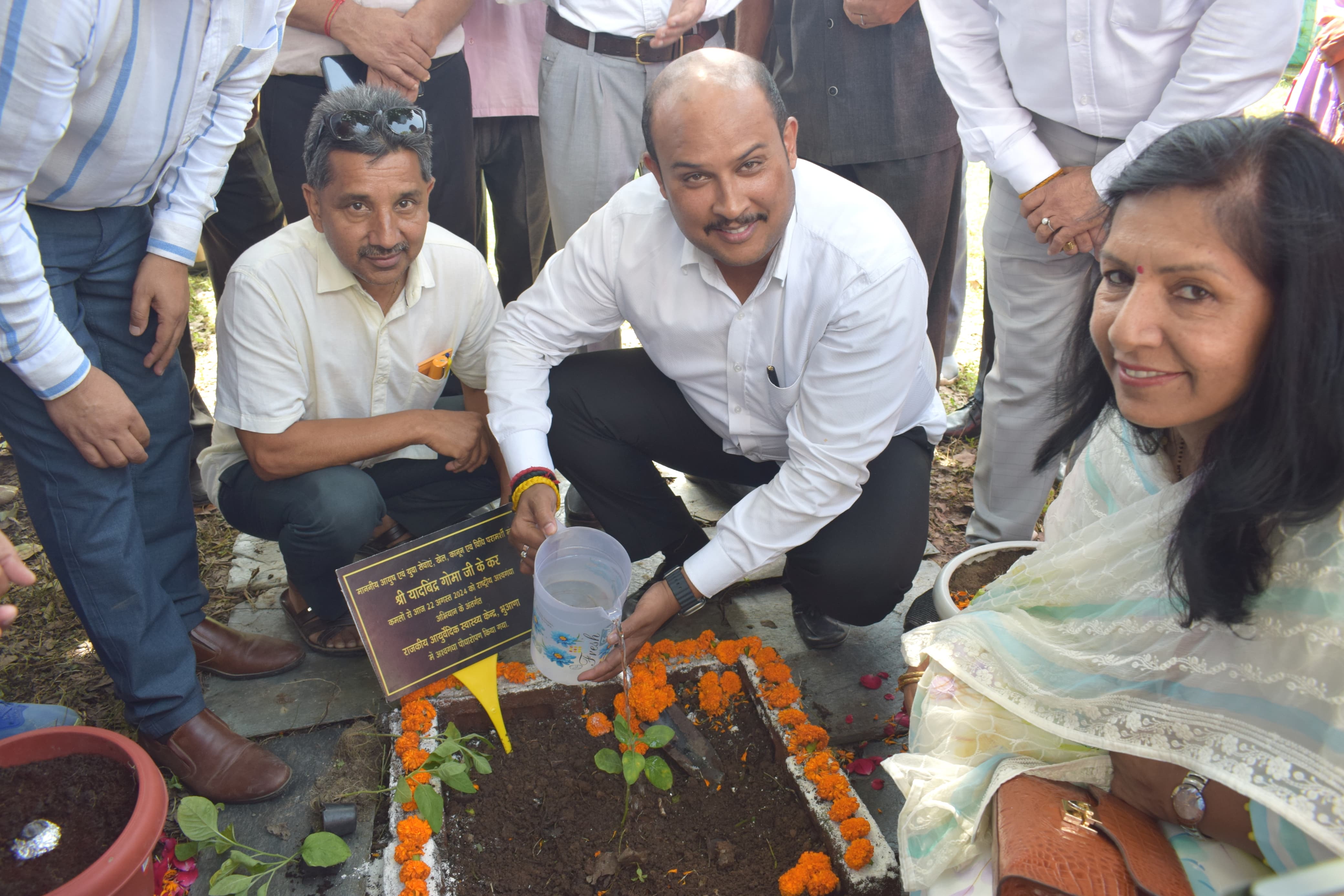 आयुष मंत्री यादविंदर गोमा पौधा रोपित करते हुए। आयुष मंत्री यादविंदर गोमा पौधा रोपित करते हुए।