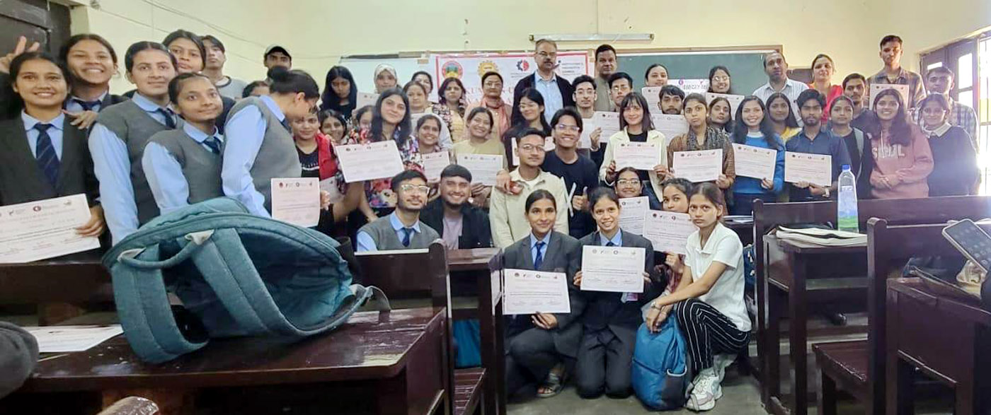 कार्यक्रम के दौरान मिले अपने प्रमाण पत्रों के साथ क्राफ्ट मेले के प्रतिभागी। कार्यक्रम के दौरान मिले अपने प्रमाण पत्रों के साथ क्राफ्ट मेले के प्रतिभागी।